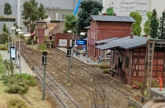 Modellbahnanlage im Bau mit Bahnhof, Gleisen und Landschaft