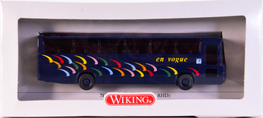 Wiking 71201 (1:87) – Mercedes-Benz O 303 RHD Reisebus 'en vogue' 