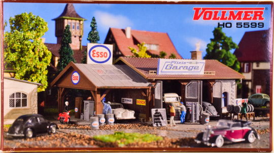 Vollmer 5599 (H0) – Pfizis Garage mit Tankstelle, Bausatz 