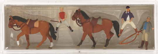 Preiser 10502 – Auf dem Reiterhof, 2 Pferde, 3 Figuren 