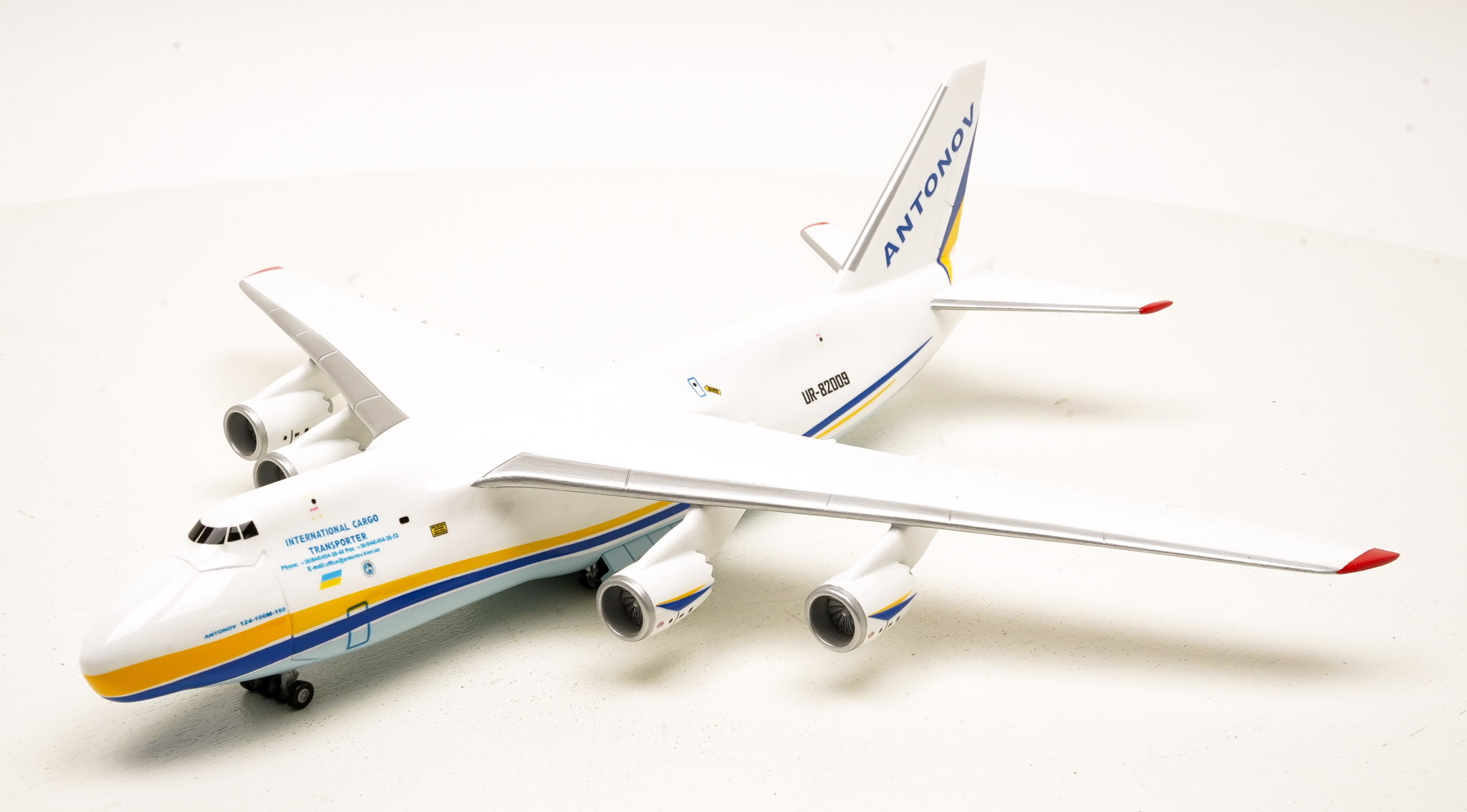 AH Models UR 82009 1 200 Antonov AN 124 Ruslan Antonov Airlines