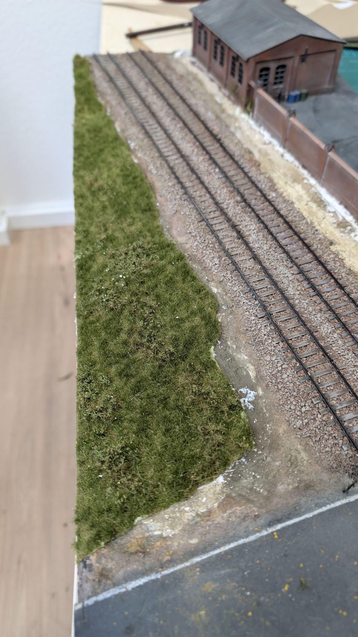 Fertig verlegte Grasmatte mit unregelm&auml;&szlig;ig auslaufender Kante am Gleis