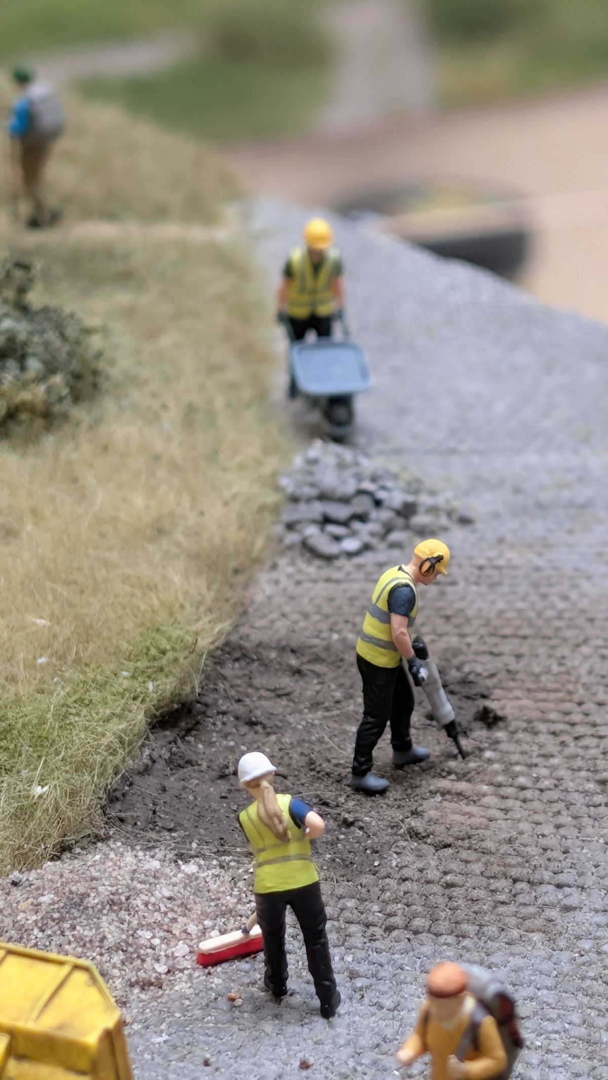 Baustellenszene mit Arbeiter und Schaufel auf dem Weg